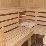 Prázdninový dům With Sauna, Jacuzzi And Private Pond *